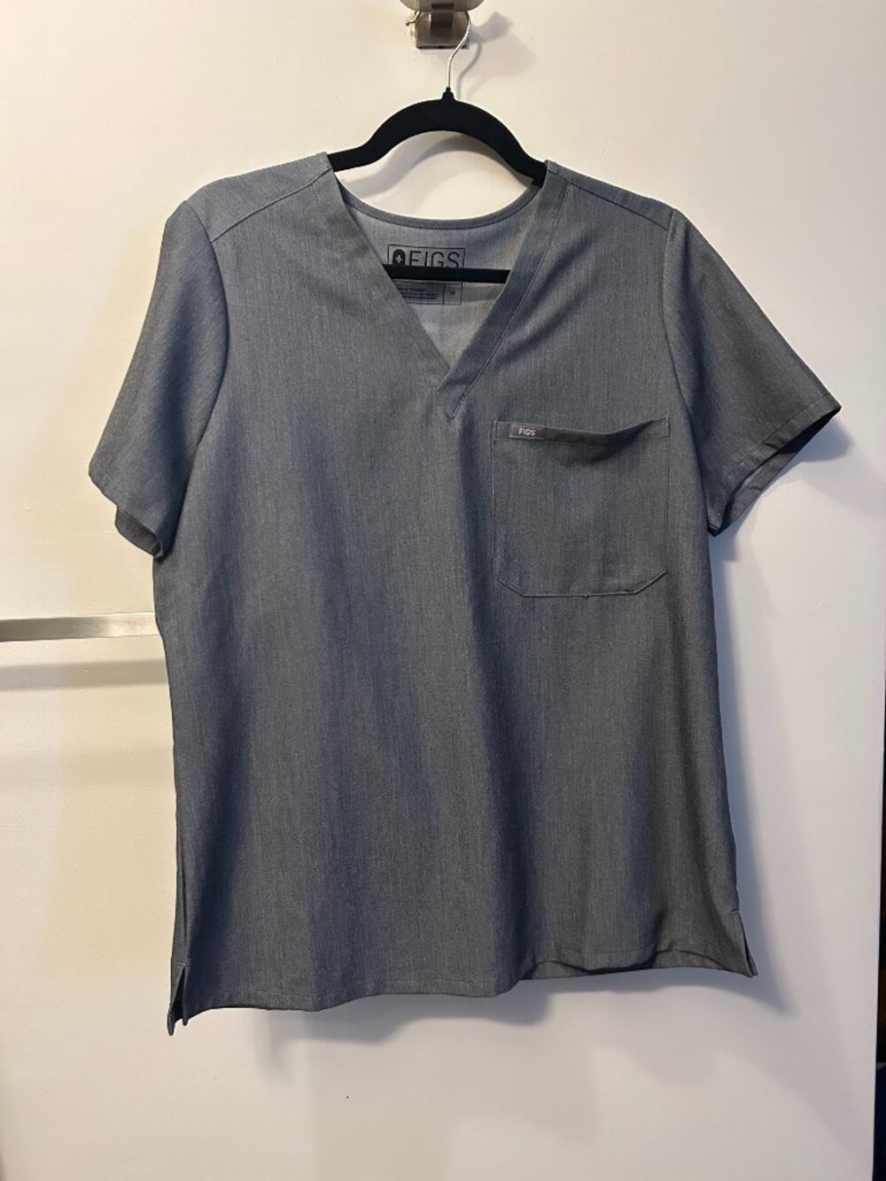FIGS Women's Catarina 1 Pocket Scrubs Top Shirt Graphite Gray FW1000 Size Medium